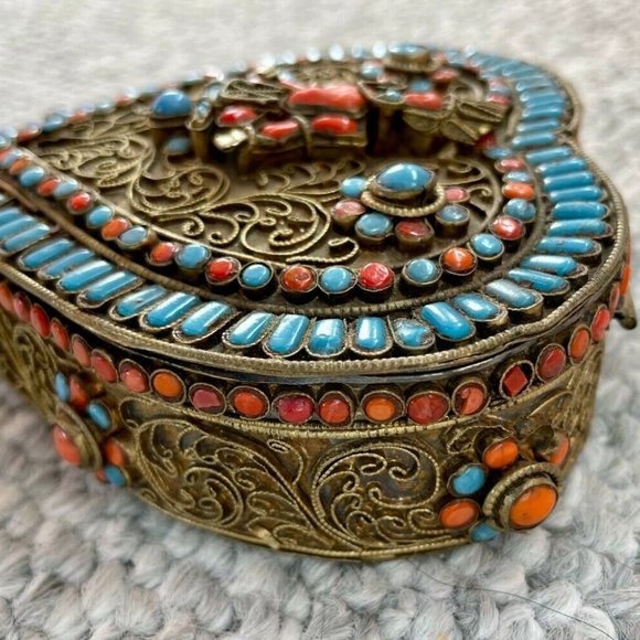 Antique Tibetan Ghau, Gau, box encrusted with glass beads depicting goddess Tara - Picture 6 of 11